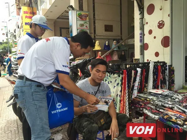 Hơn 400 nhân viên ngân hàng đưa sản phẩm đến với người dân