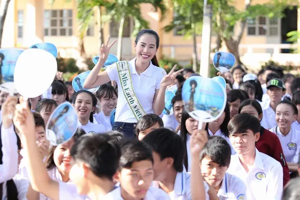 Hoa khôi Nam Em giản dị về thăm trường cũ