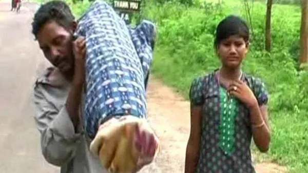 Chồng vác thi thể vợ đi bộ 12 km về nhà