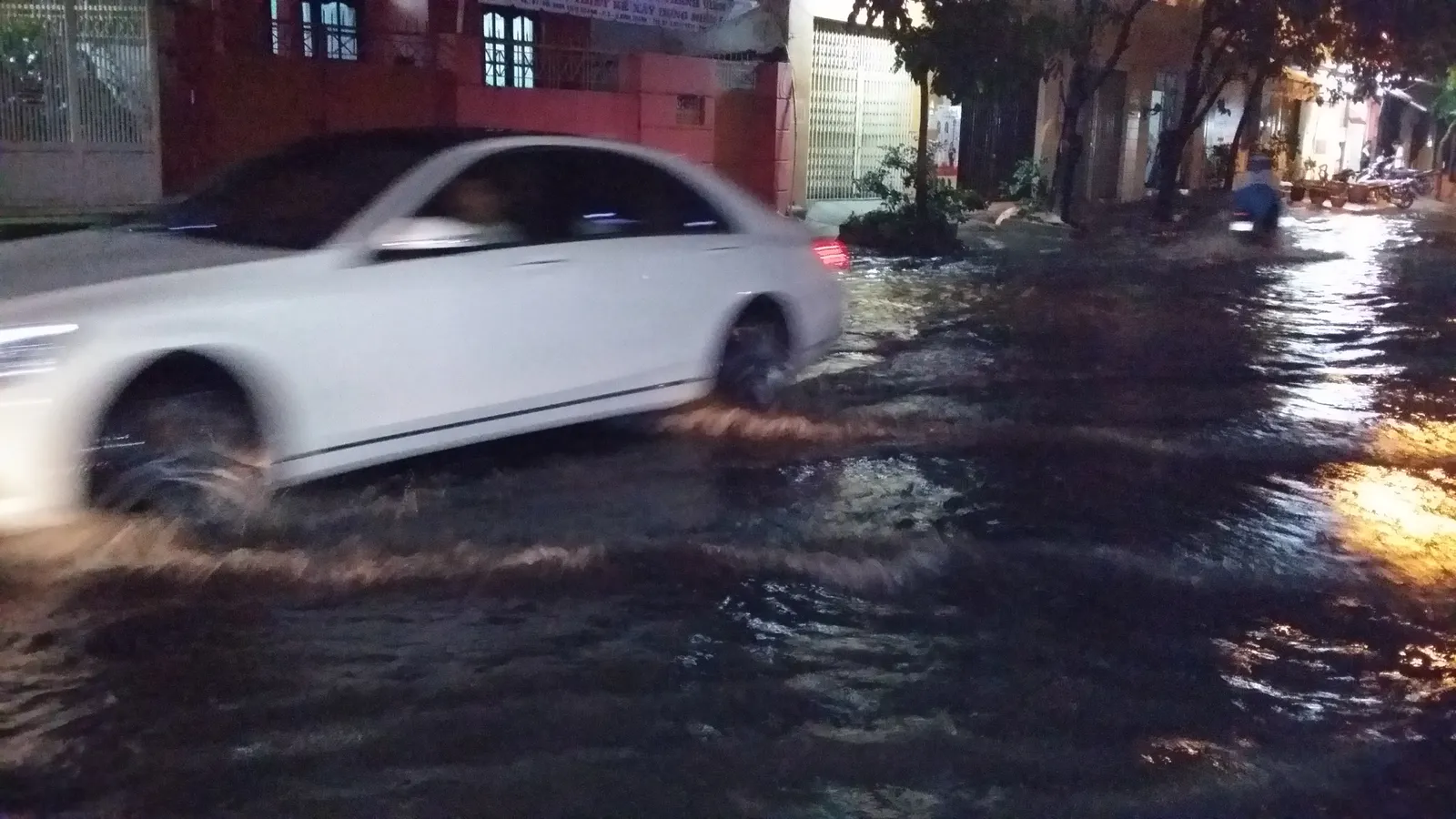 TPHCM: Mưa lớn kéo dài khiến nhiều tuyến đường chìm trong biển nước