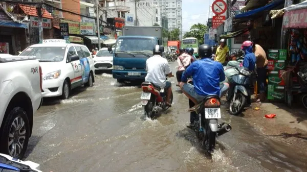 Đến sáng 28/7, nhiều nơi tại quận Bình Thạnh còn ngập ngụa nước