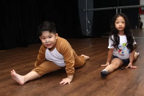 Cặp nghệ sĩ xiếc nhỏ tuổi nhất Việt Nam xuất hiện trong MV hoạt hình “siêu khủng”