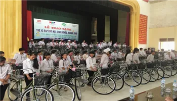 Sát cánh cùng gia đình Việt: Trao tặng 100 xe đạp cho học sinh nghèo, hiếu học tỉnh Nam Định