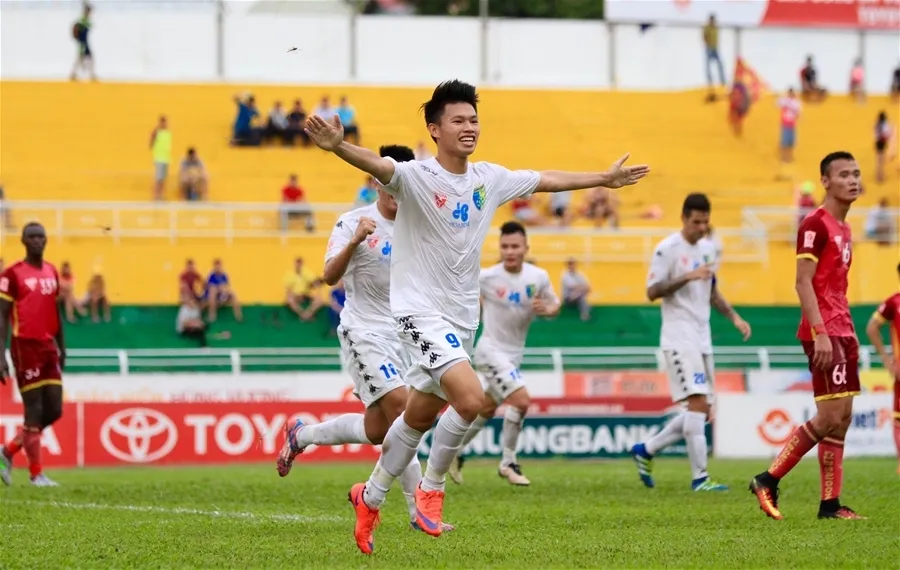 Kết quả bóng đá 27/8, vòng 23 V - League: TundefinedT lên ngôi đầu, Khánh Hòa thắng thuyết phục