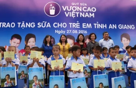 Tặng 111.000 ly sữa cho hơn 1.200 trẻ em tỉnh An Giang