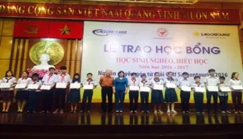 Trao 500 suất học bổng cho học sinh nghèo, khuyết tật hiếu học