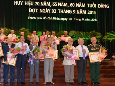 Hơn 2.000 Đảng viên nhận Huy hiệu Đảng đợt 2/9