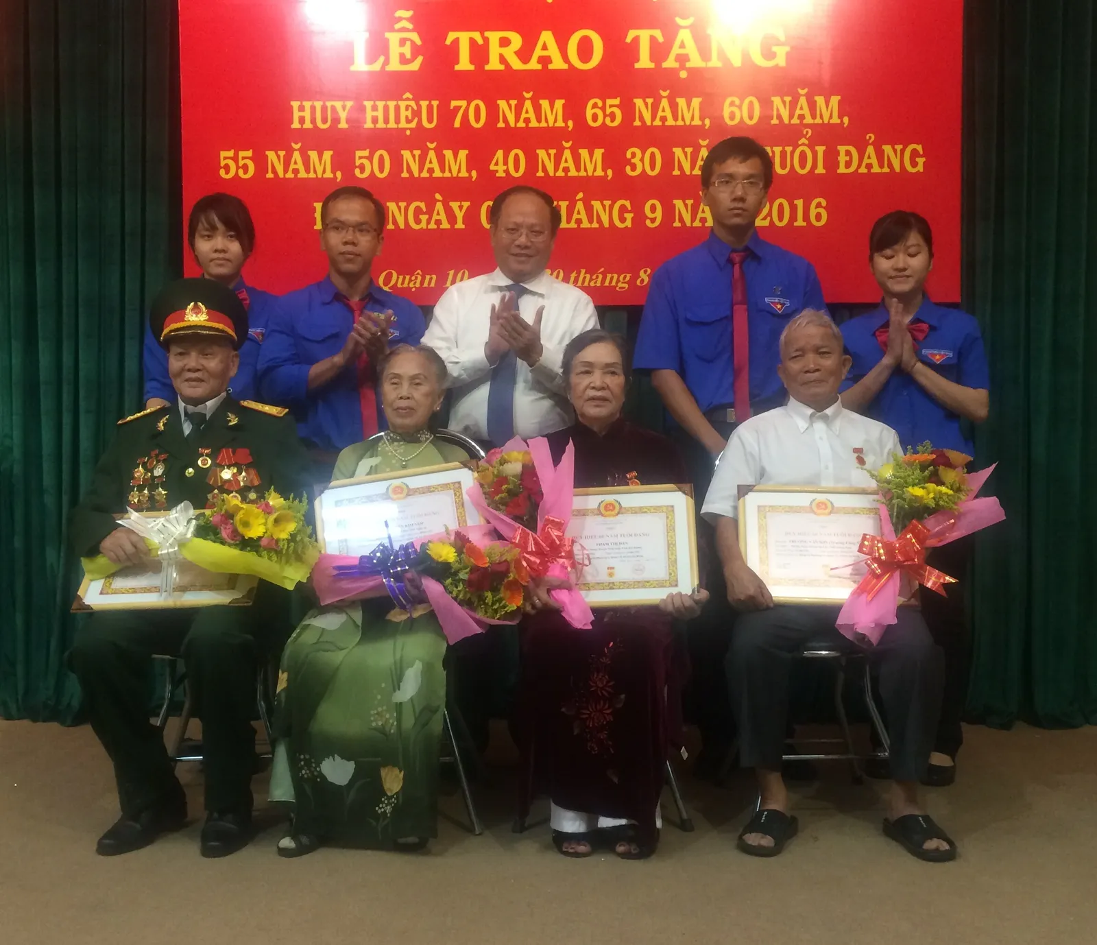 Quận 10: 120 đảng viên nhận Huy hiệu Đảng đợt 2/9