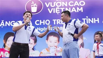 Tự Long, Xuân Bắc thi uống sữa nhanh tại An Giang