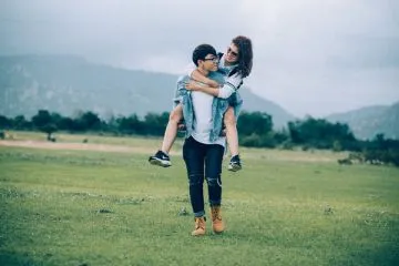 “Team Mê Du Lịch” thích thú với MV mới của Hoàng Yến