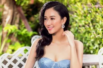 Á hậu Hà Thu diện đầm nửa kín nửa hở, khoe vòng 1 căng đầy
