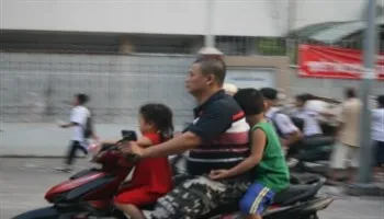 Chở trẻ bằng xe máy an toàn để tránh tai nạn thương tích