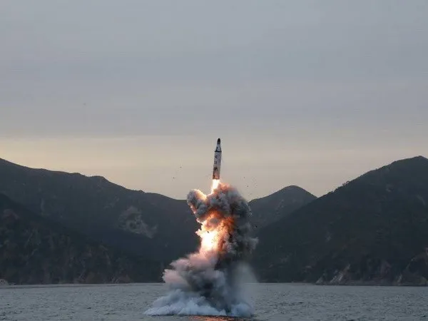 Triều Tiên lại thử 3 quả tên lửa