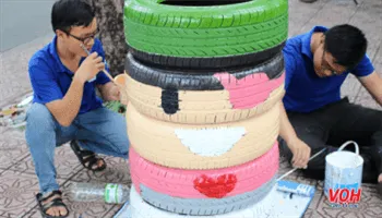 Nhóm sinh viên “biến” lốp xe cũ thành bồn hoa