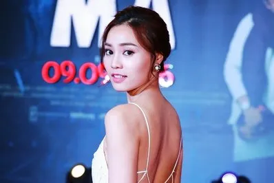 Nàng Cám Lan Ngọc khoe lưng trần gợi cảm ra mắt phim Trường Ma