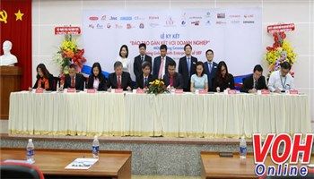 Trường ĐH Kinh tế Tài chính TPHCM ký kết hợp tác với 25 doanh nghiệp