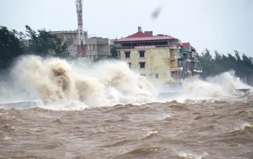 Thời tiết xấu gây gió mạnh, sóng lớn trên Biển Đông