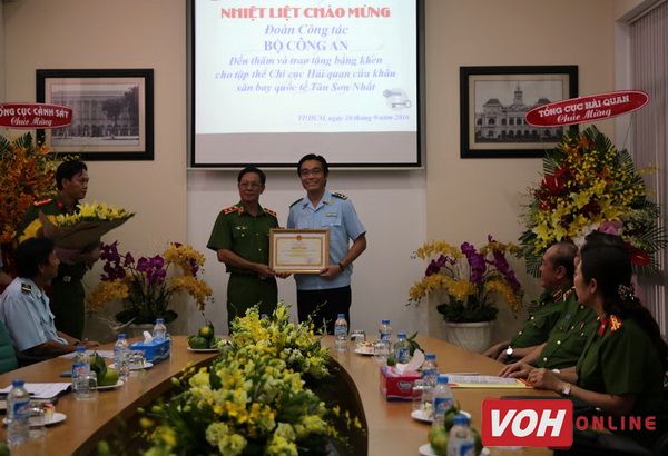Hải quan Tân Sơn Nhất đón nhận bằng khen Bộ trưởng Bộ Công an