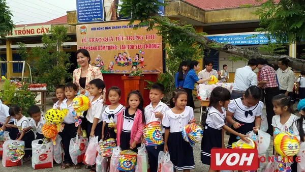 Vui Trung thu cùng thiếu nhi ngoại thành