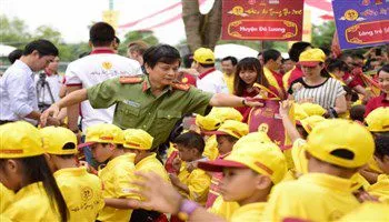 Hàng ngàn em nhỏ cơ nhỡ vui Trung thu