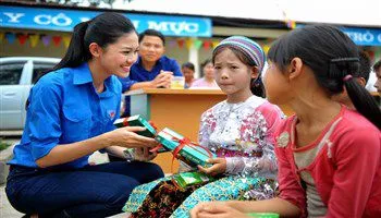 Á hậu Thanh Tú mang Tết Trung thu sớm lên cao nguyên