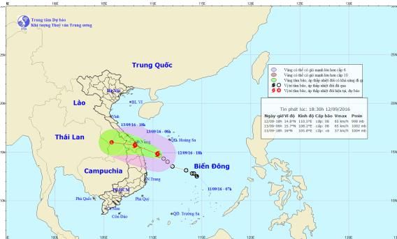 Bão số 4 tiến thẳng vào đất liền Trung Trung Bộ