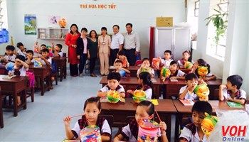 Nhiều đầu sách và tập trắng cho học sinh nghèo vùng Cần Đước, Long An