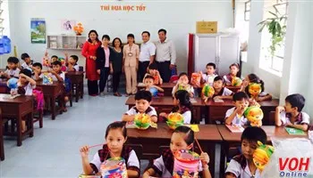 Nhiều đầu sách và tập trắng cho học sinh nghèo vùng Cần Đước, Long An