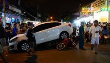 6 xe máy bị cuốn vào gầm khi ô tô bị giật lùi