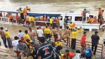 Thái Lan: Tàu lật do đâm phải cầu, 13 người chết