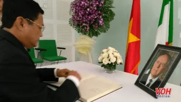 Lãnh đạo TPHCM viếng cựu Tổng thống Italia