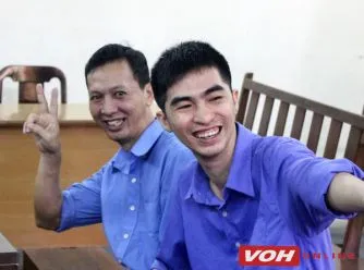 Ra tòa vì tội giết người, bị cáo vẫn vui vẻ, tạo dáng chụp ảnh!