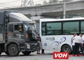 Ba xe ô tô húc nhau trên xa lộ Hà Nội khiến ùn tắc lúc tan tầm