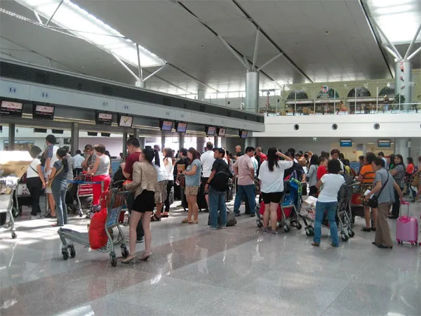 Đi trễ giờ bay còn đánh nhân viên