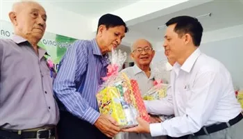 Khám bệnh phát thuốc cho các cụ già neo đơn