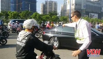 Thấy ùn tắc, ông Tây ra giữa đường điều tiết giao thông