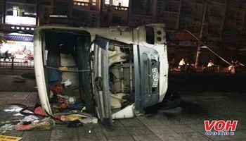 Đâm dải phân cách, xe bồn lật nhào lúc rạng sáng