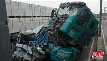 Đầu container vỡ nát sau khi va chạm liên hoàn trên cầu Phú Mỹ