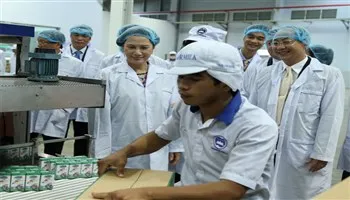 Đoàn đại biểu Quốc hội Việt Nam thăm nhà máy sữa Angkor tại Campuchia