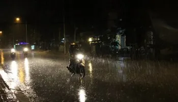 Đêm nay Nam bộ và Tây Nguyên mưa to, đề phòng tố lốc