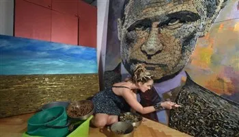 Nghệ nhân Ukraina “vẽ” hình Putin bằng 5.000 viên đạn