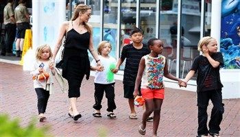6 đứa trẻ nhà Jolie-Pitt vẫn chưa biết bố mẹ sắp li dị