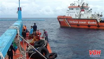 Cảnh sát biển cứu tàu cá Tiền Giang bị trôi dạt trên biển