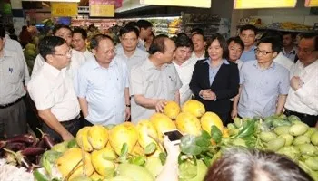 Thủ tướng Nguyễn Xuân Phúc kiểm tra việc cung ứng hàng hóa tại Co.opmart Lý Thường Kiệt