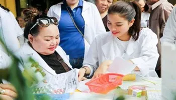 Hoa hậu Phạm Hương cùng “bà ngoại” Ngọc Giàu phát thuốc cho người nghèo