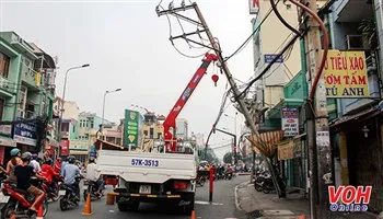 TP.HCM: Xe kéo ngã trụ điện rồi bỏ chạy