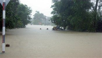 Mưa lớn, nước ngập tới nóc nhà tại miền Trung