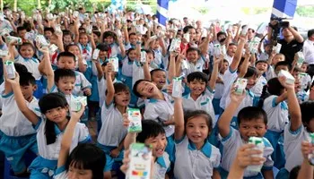 Vinamilk và Quỹ sữa Vươn cao Việt Nam trao tặng sữa cho trẻ em Cần Thơ