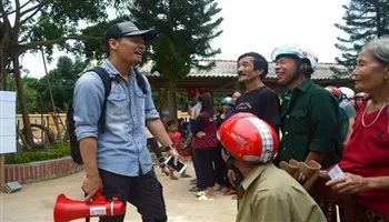 Hình ảnh MC Phan Anh tại Quảng Bình khiến nhiều người ấm lòng