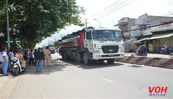 Xe bồn kéo lê một phụ nữ hàng chục mét ở quận 7